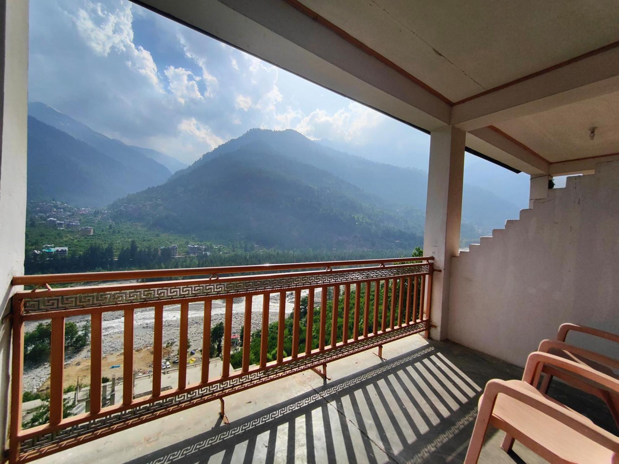 Tirthan Crest Homestay Banjār Екстериор снимка